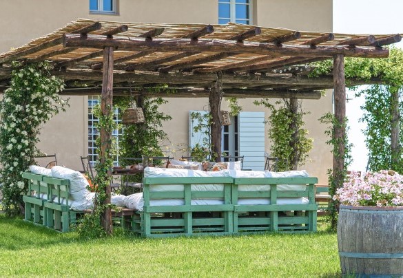 Gazebo equipped with table chairs and sofa - Villa Il Meluccio