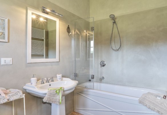 The lovely en-suite bathroom with a bathtub - Villa Il Meluccio