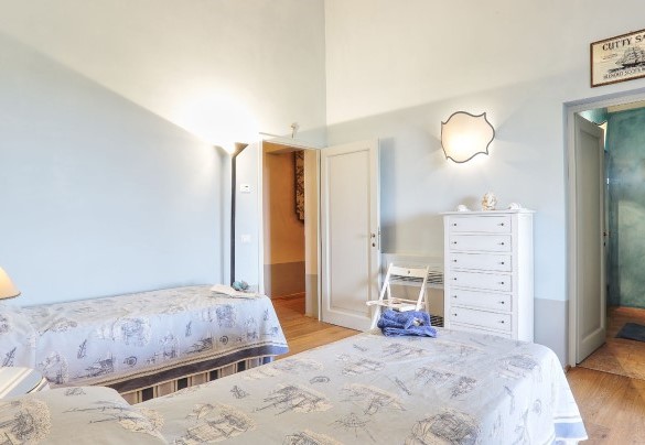 The twin bedroom on the first floor with an en-suite bathroom - Villa Il Meluccio