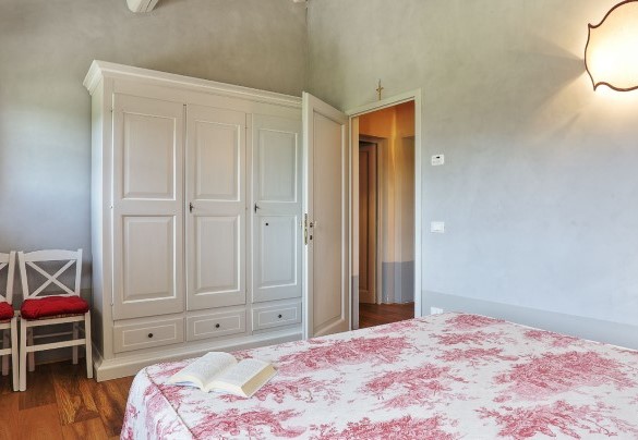The elegant upper-floor master bedroom - Villa Il Meluccio