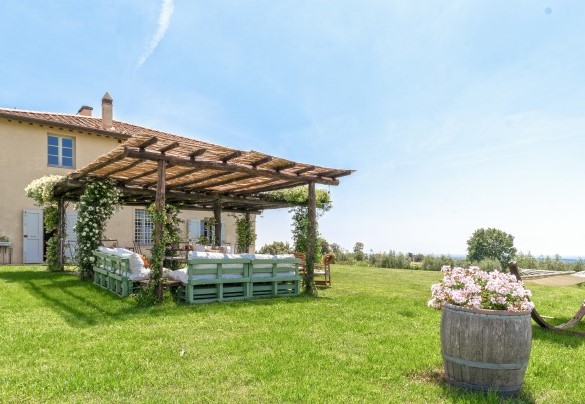 Gazebo equipped with table chairs and sofa - Villa Il Meluccio