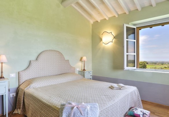 The first-floor master bedroom overlooks the countryside - Villa Il Meluccio