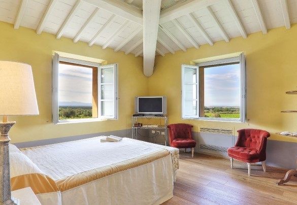 The first-floor master bedroom connected to the terrace - Villa Il Meluccio