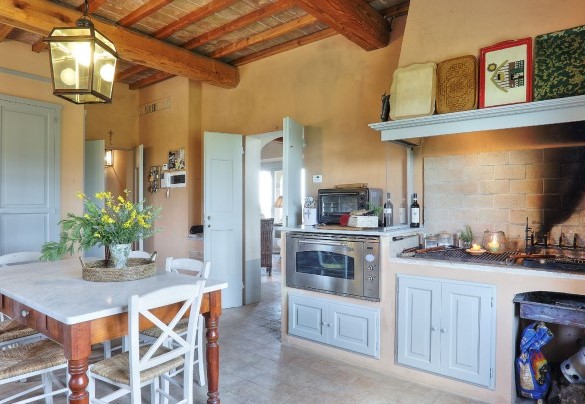 The spacious kitchen with a fireplace - Villa Il Meluccio