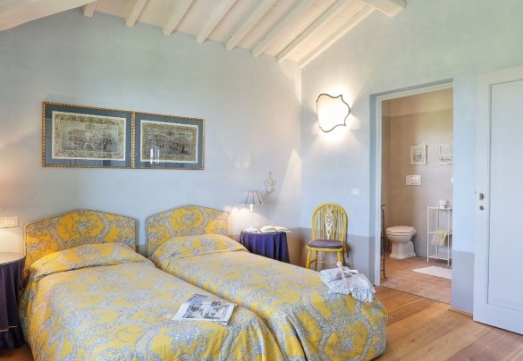 The stunning twin bedroom with an en-suite bathroom on the first floor - Villa Il Meluccio