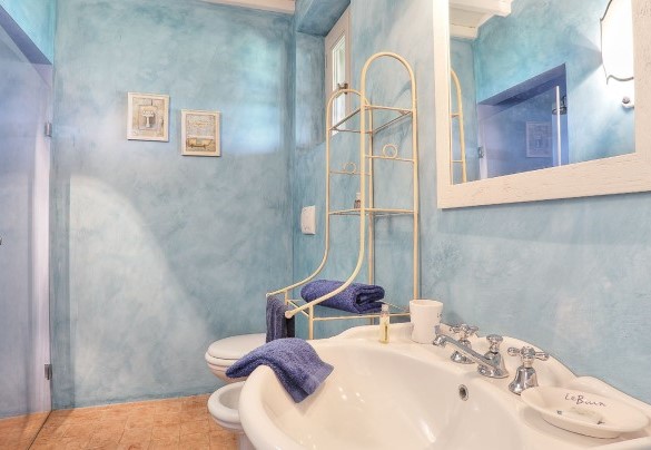 The colorful en-suite bathroom with a shower - Villa Il Meluccio
