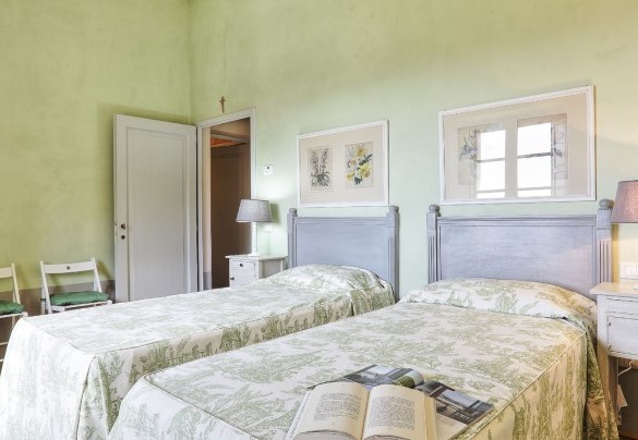 The colorful twin bedroom - Villa Il Meluccio