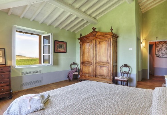 The first-floor master bedroom overlooks the countryside - Villa Il Meluccio