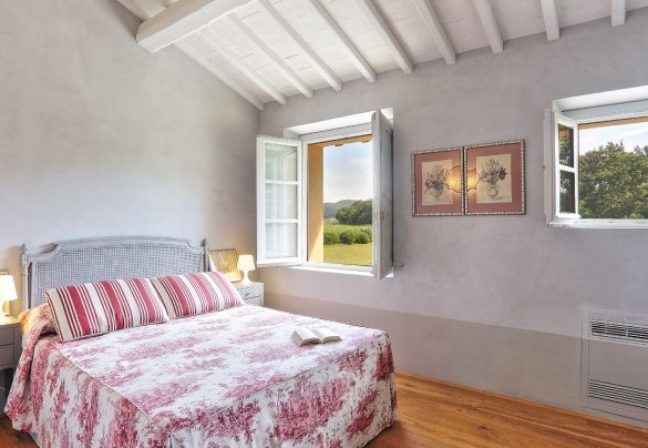 The elegant upper-floor master bedroom - Villa Il Meluccio