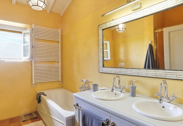 The modern en-suite bathroom with a bathtub - Villa Il Meluccio