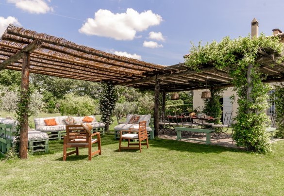 Gazebo equipped with table chairs and sofa - Villa Il Meluccio