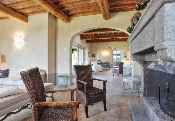 The stunning living room with a fireplace - Villa Il Meluccio