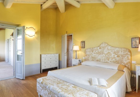 The first-floor master bedroom connected to the terrace - Villa Il Meluccio