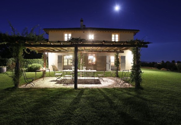 The wooden gazebo seen from above - Villa Il Meluccio