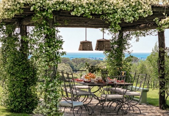 The stunning wooden gazebo shades the outdoor dining table - Villa Il Meluccio