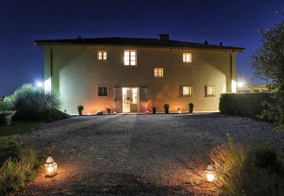 The front of the villa completely illuminated - Villa Il Meluccio