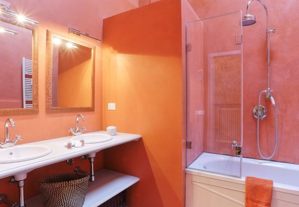 The colorful bathroom with a shower - Villa Il Meluccio