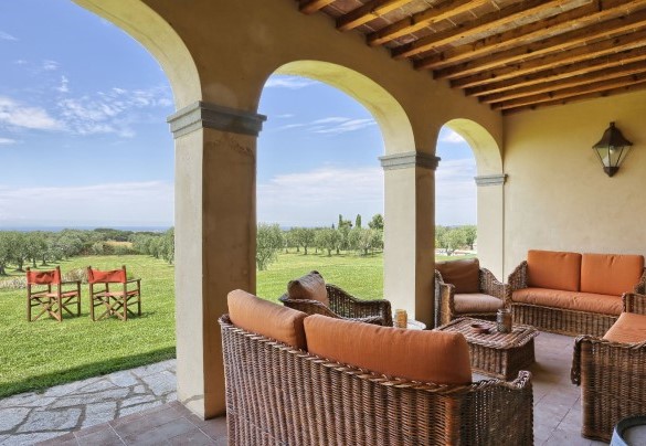 The porch hosts the relaxation area - Villa Il Meluccio