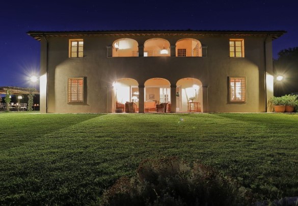 The front of the villa completely illuminated - Villa Il Meluccio