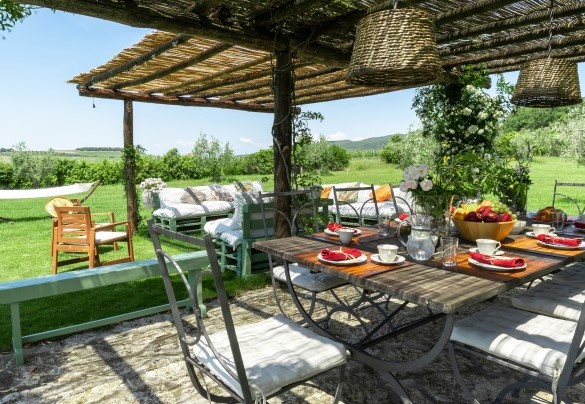 Gazebo equipped with table chairs and sofa - Villa Il Meluccio