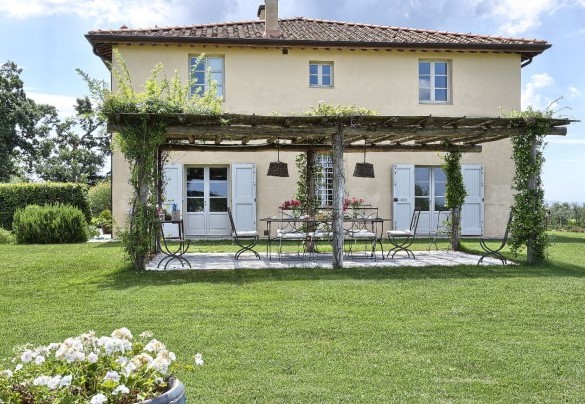 The stunning wooden gazebo shades the outdoor dining table - Villa Il Meluccio
