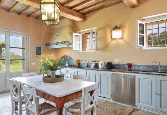 The spacious kitchen with a fireplace - Villa Il Meluccio