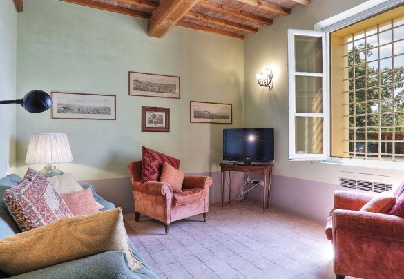The living room with a TV on the ground floor - Villa Il Meluccio
