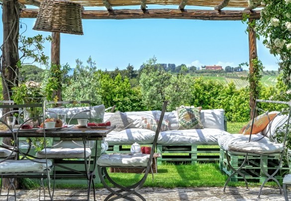 Gazebo equipped with table chairs and sofa - Villa Il Meluccio