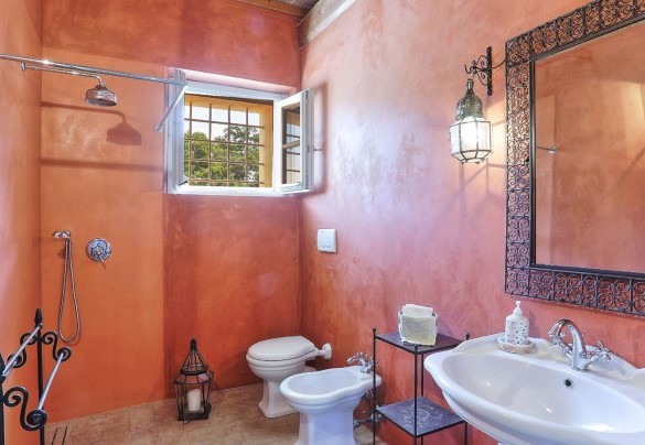 The bathroom with a shower on the ground floor - Villa Il Meluccio