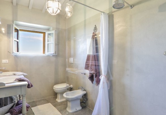 The modern en-suite bathroom with a shower - Villa Il Meluccio