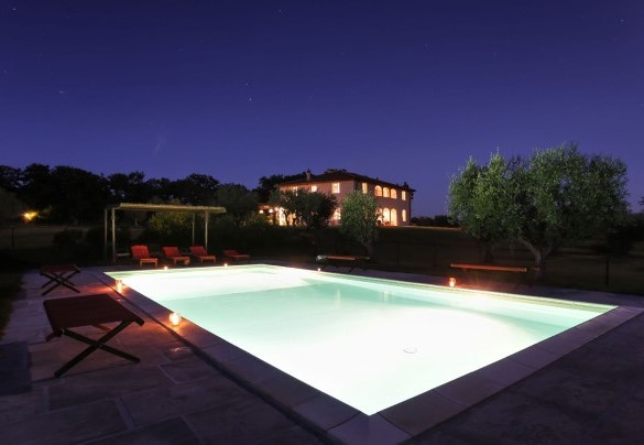 The pool is equipped with internal lighting - Villa Il Meluccio