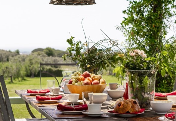The stunning wooden gazebo shades the outdoor dining table - Villa Il Meluccio