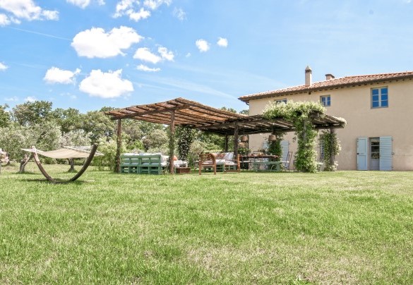 Gazebo equipped with table chairs and sofa - Villa Il Meluccio