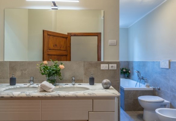 Il bagno con vasca e doccia al primo piano – Villa Il Pino