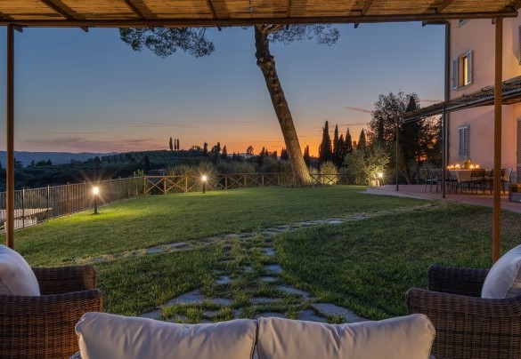 La proprietà è collocata in un territorio celebre per le eccellenze enogastronomiche ed artistiche – Villa Il Pino
