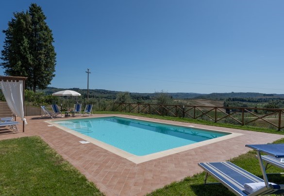 La piscina è in una posizione riservata che affaccia a sud sulla verde vallata che si allunga davanti a perdita d’occhio – Villa Il Pino