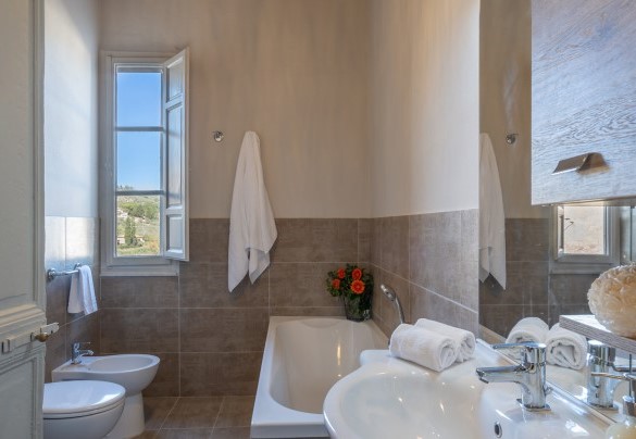 Il bagno con vasca e doccia al primo piano – Villa Il Pino