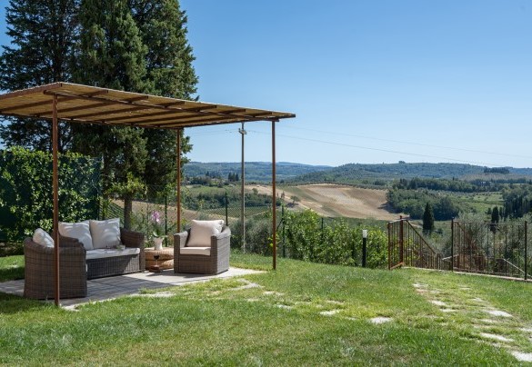 Il giardino, composto da una vasta zona curata a prato, si sviluppa prevalentemente sul retro panoramico e riservato della villa – Villa Il Pino