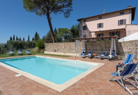 La villa si erge su due livelli collegati internamente e si sviluppa su una superficie complessiva di circa 250 metri quadrati – Villa Il Pino