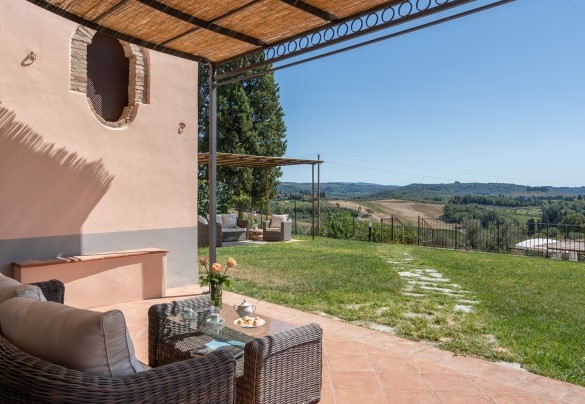 I profili delle torri di San Gimignano che si ergono all’orizzonte, da ammirare all’ombra del grande porticato attrezzato – Villa Il Pino