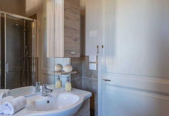 Il bagno con vasca e doccia al primo piano – Villa Il Pino