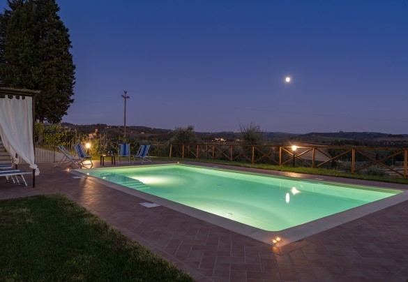 La piscina è depurata a sale e dispone di illuminazione sia interna che esterna – Villa Il Pino
