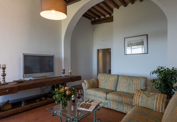 Il salotto con accesso diretto al porticato sul retro – Villa Il Pino