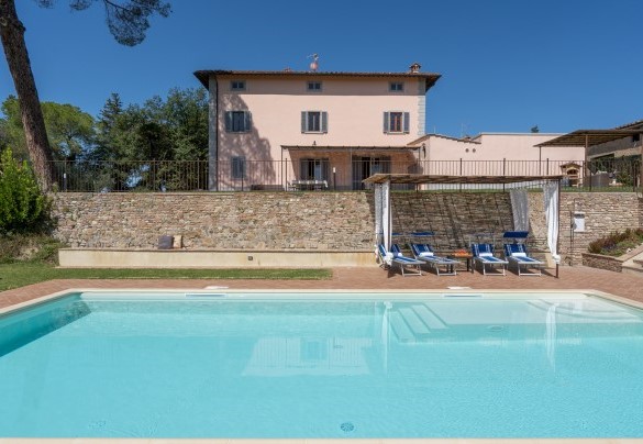 La piscina, rivestita in PVC e bordata in pietra, misura 5 x 10 m ed è profonda da un minimo di 0.60 m, nel punto in cui sono posizionati i gradini di accesso, fino ad un massimo di 1,40 m – Villa Il Pino