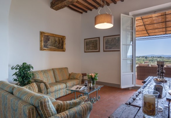Il salotto con accesso diretto al porticato sul retro – Villa Il Pino