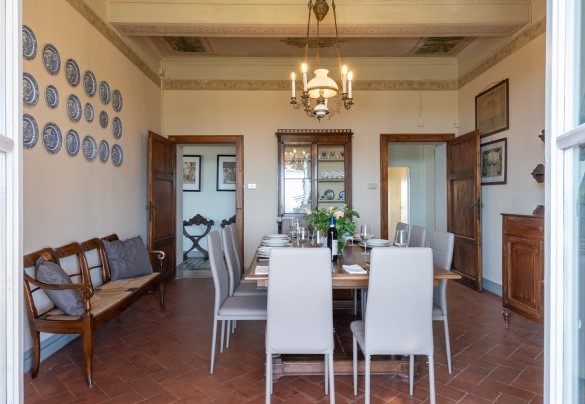 La sala da pranzo con accesso diretto al porticato sul retro – Villa Il Pino