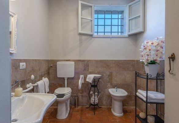 Il bagno con doccia (adatto a disabili) al piano terra – Villa Il Pino