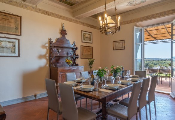 La sala da pranzo con accesso diretto al porticato sul retro – Villa Il Pino