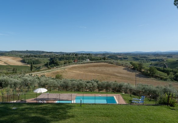 La piscina si trova in una posizione riservata che affaccia a sud sulla verde vallata che si allunga davanti a perdita d’occhio – Villa Il Pino