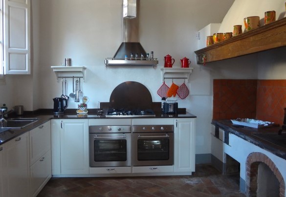 La spaziosa cucina moderna – Villa Il Pino